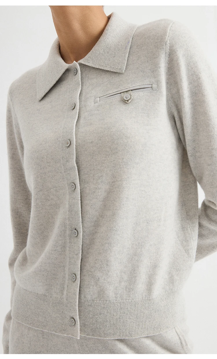 BD3621835 Damen-Cardigan aus 100% Kaschmir mit Hemdkragen, langen Ärmeln, Reißverschluss, Brusttasche, Kettenabzeichen, dezentes Old-Money-Design für den Herbst – Detail 4