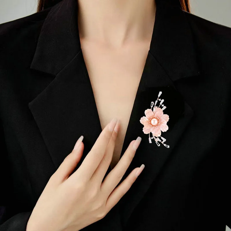 Spilla lussuosa e grande fiore di peonia conchiglia naturale rosa, soprabito di fascia alta, accessorio elegante per abiti, corpetto da cena