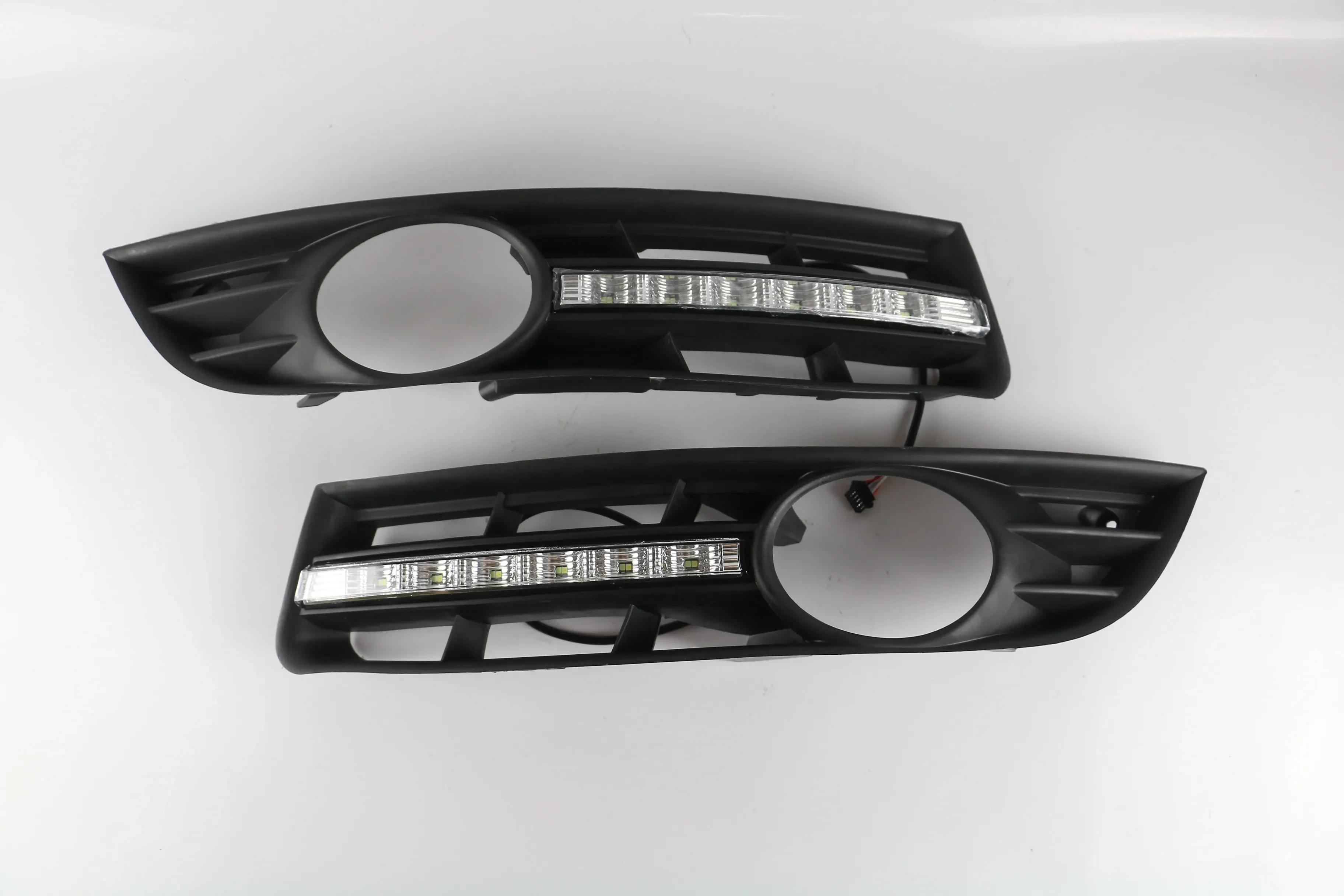 LED ضوء الجري النهاري DRL لسيارة Volkswagen Magotan 07-11 VW ثلاثي الألوان غاسل ضوء يومي Led أضواء النهار الجري