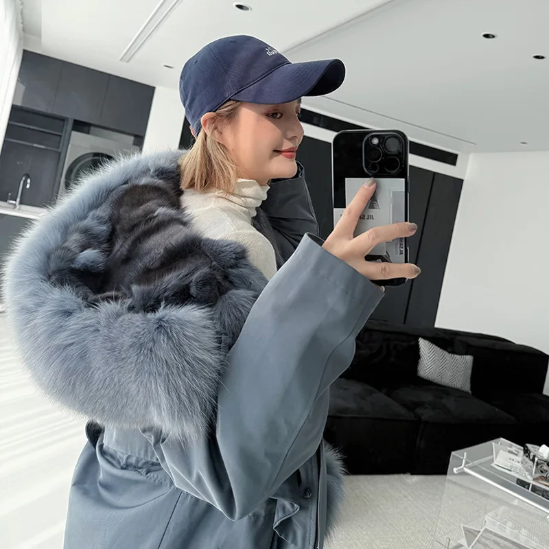 Le nouveau manteau d'hiver en fourrure semblable à du renard, veste mi-longue avec Parka détachable de Pai Pai est à la mode et au chaud pour les femmes