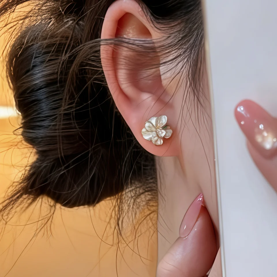 m⭐︎Floral Motif Short Earring - white Mini White Enamel Zircon Flower Stud Earrings for Women New 2026
