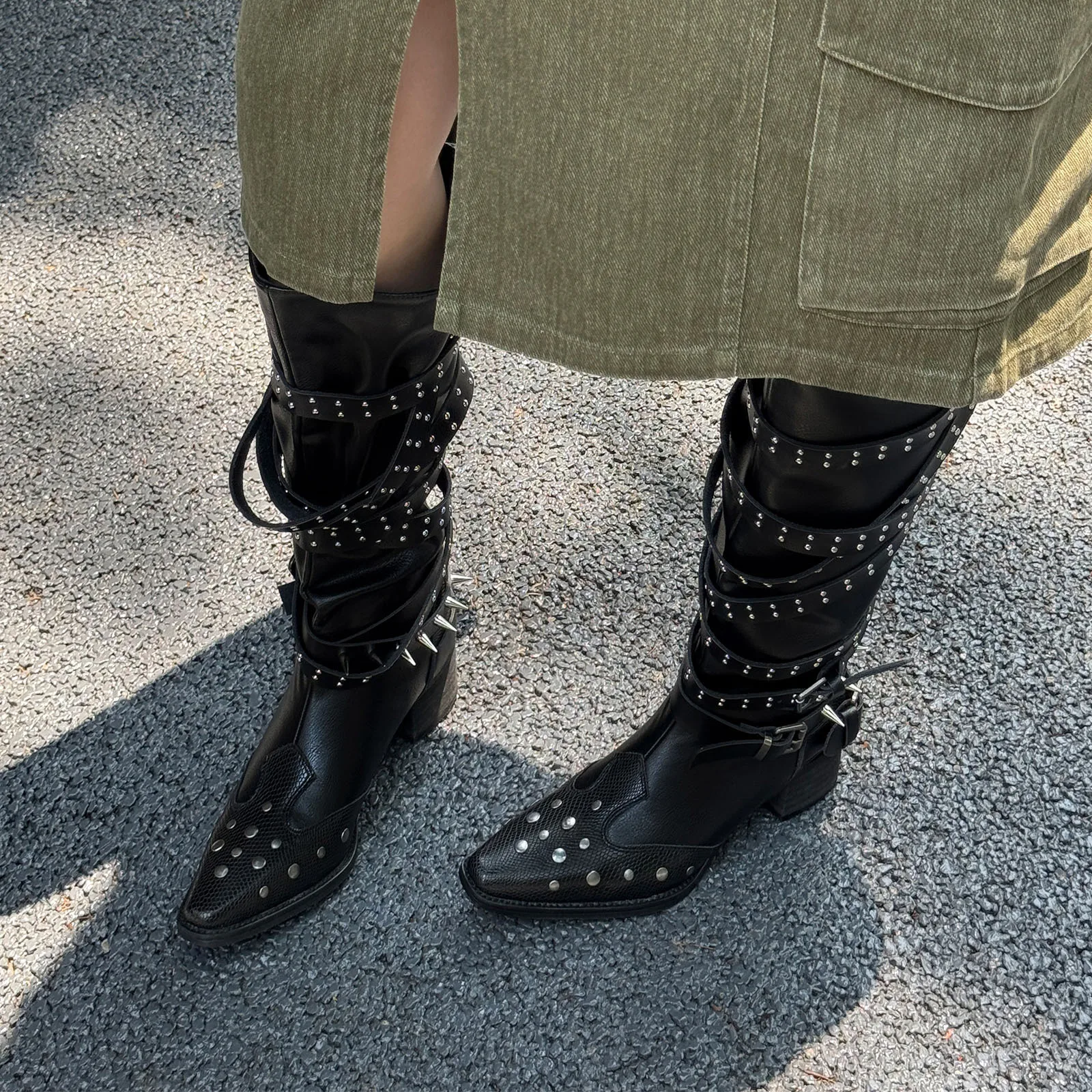 

Arden Furtado 2025 Autumn Belt buckle cowhide Knee high boots Pointed toe rivet pull-on Chunky heels Pleated Motorcycle boots