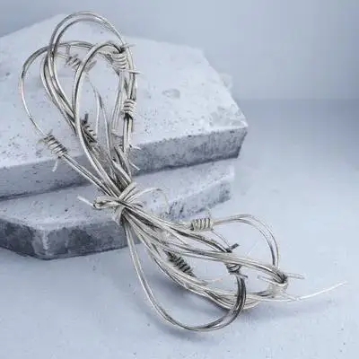 

Realistic Fake Barbed Wires Halloween Decoration Prop Lightweight Plastic Chain for Spooky Door Window Chair Haunted Setup