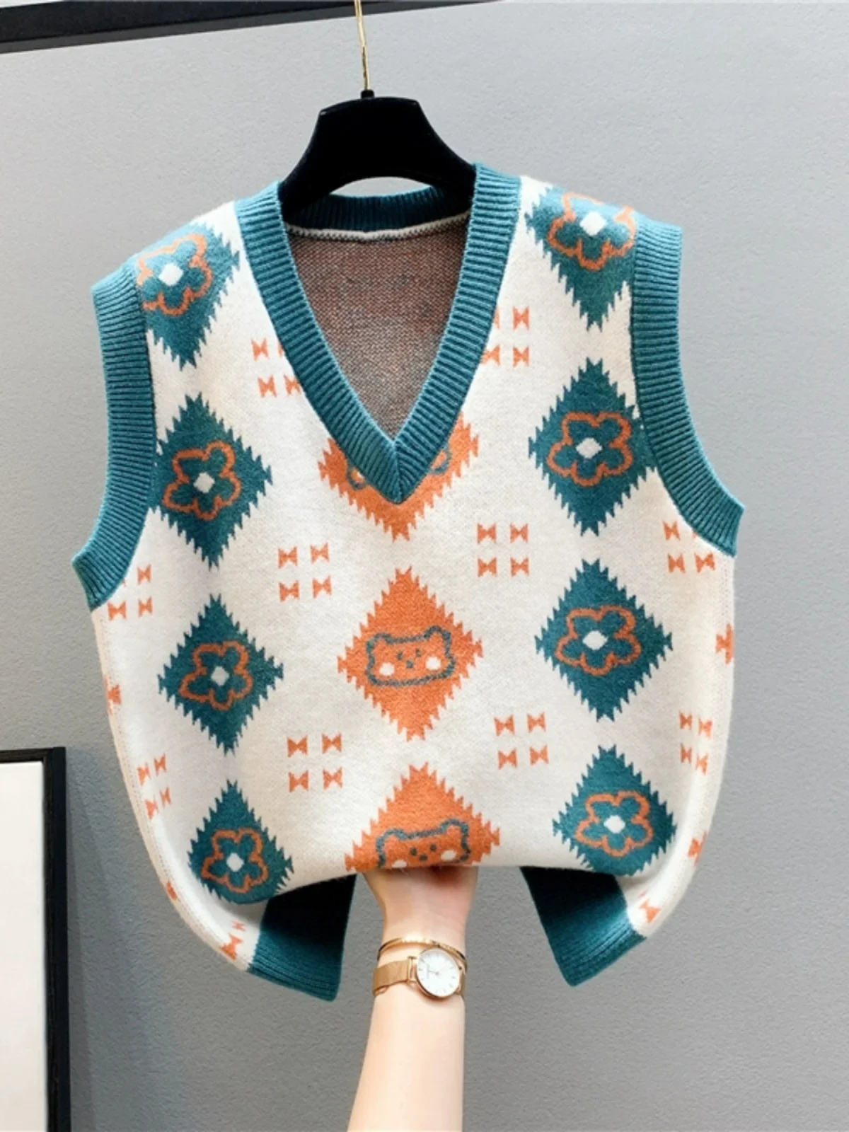 Ladies Knitted Loose Sleeveless Vest Autumn Winter New Style Cartoon Diamond Pattern Layering Sweater V-Neck Commute Style