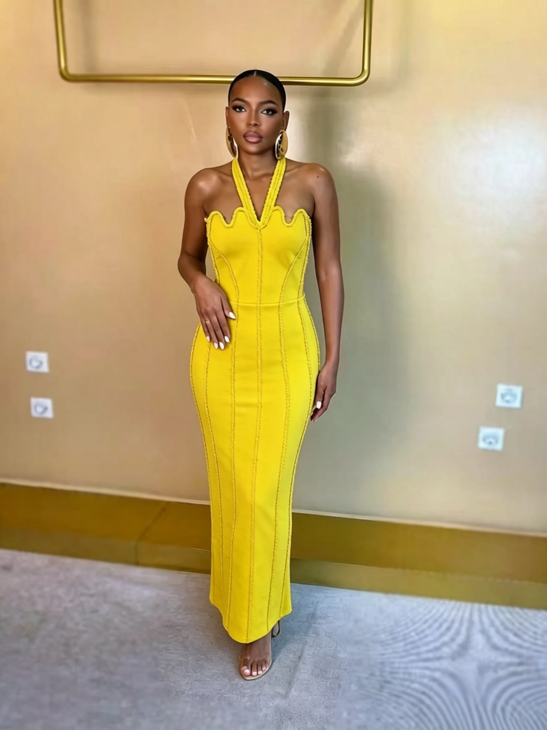 Robe longue moulante jaune à col halter et décolleté en V festonné pour femme, élégante robe de soirée noire pour invitées de mariage