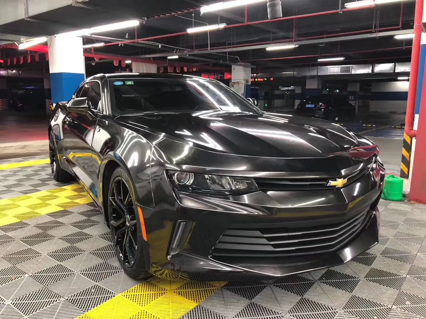 لفة تغليف السيارة من الفينيل باللون الأسود المعدني عالي اللمعان