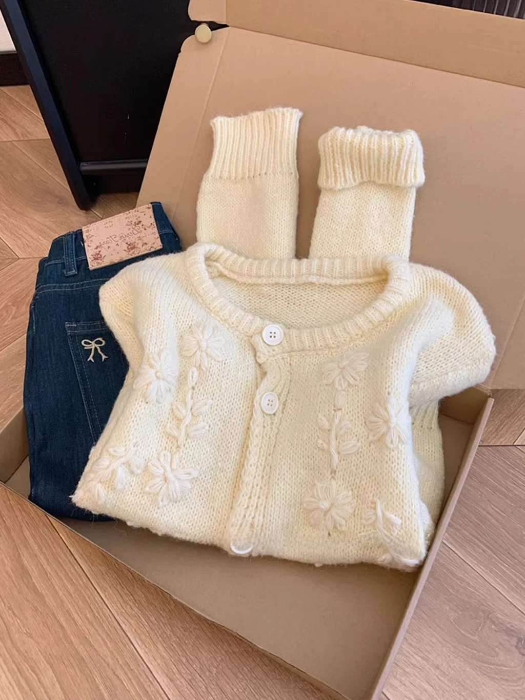 

Нежный вязаный кардиган с вышивкой для женщин: свободный, уютный, очень элегантный, мягкий и теплый свитер-жакет на осень-зиму