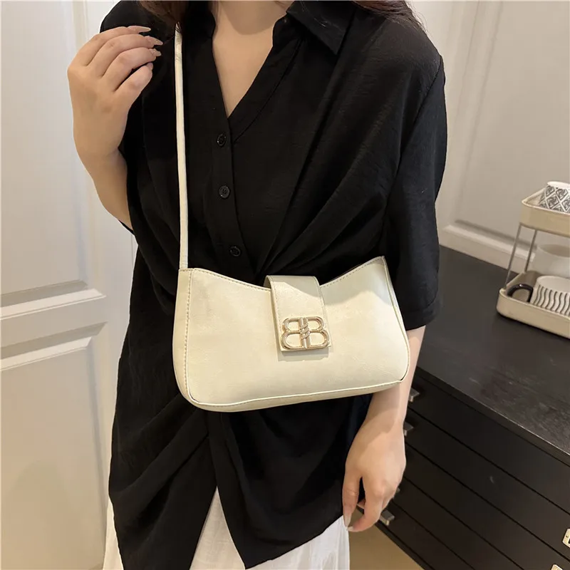 

Elegant Leather Classic Designer Paris Fashion Large Capacity Messenger Bag For Women In Solid Color With Trendy Letter Logo