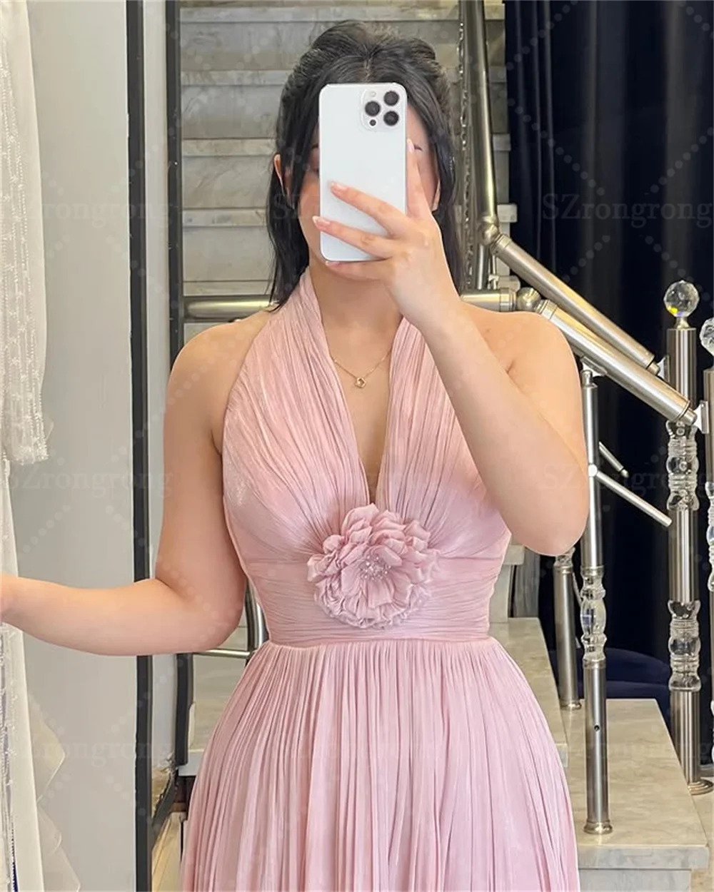 Maßgeschneidertes Neckholder-Chiffon-Plissee-Abendkleid in A-Linie mit handgefertigten Blumen, rückenfrei, bodenlang, Abschlussball-Partykleid mit Schleppe