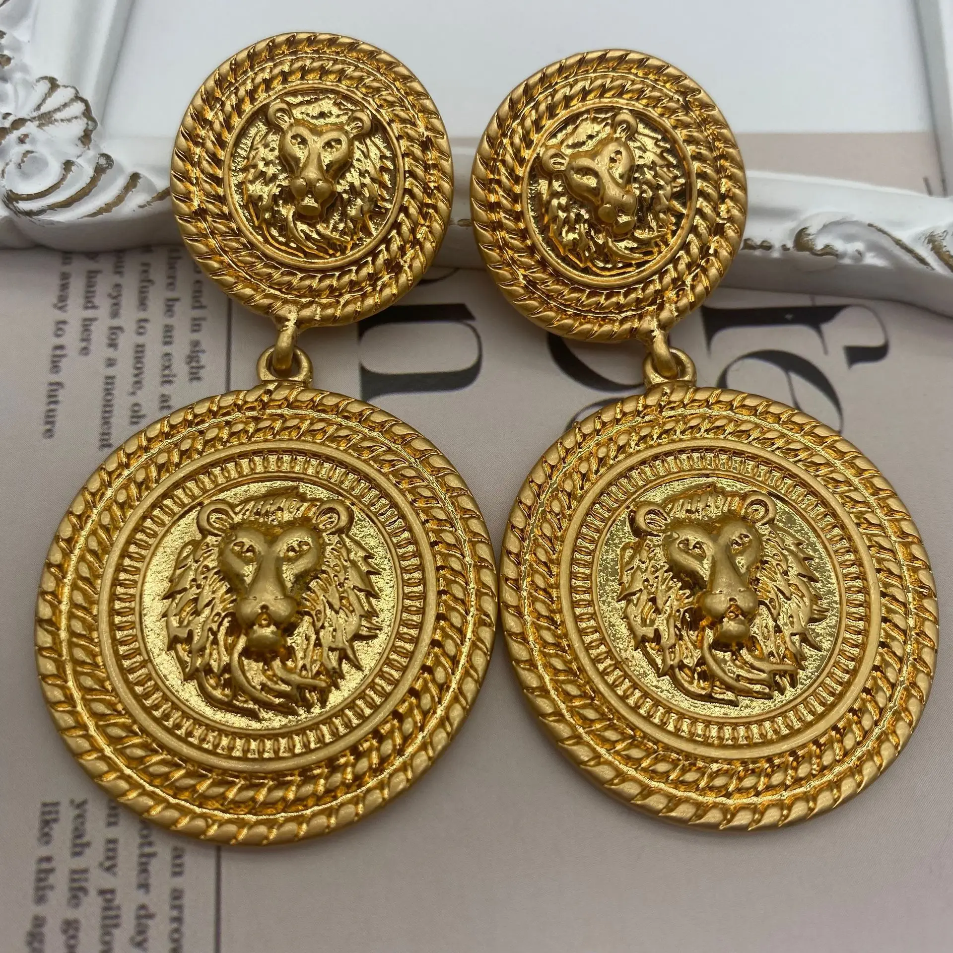 تشينغداو-أقراط رأس الأسد الملك العتيقة في العصور الوسطى ، إبرة ذهبية من الفضة ، مشابك أذن سائدة ، دافئة ، محفورة ، غربية