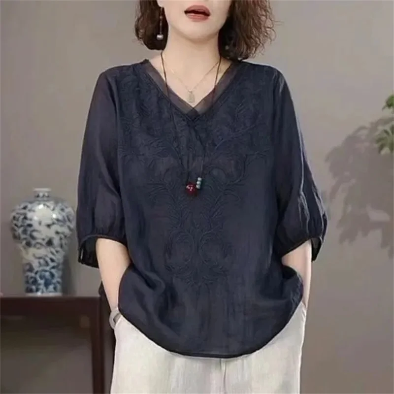

Silk and Linen Retro Style 2025 Summer New Short Sleeved top High-end Women's Loose Embroidered Small Shirt Noble Thin Design