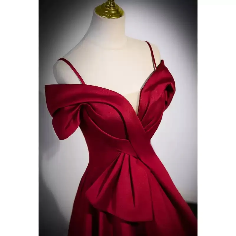 فستان حفلة موسيقية مذهل باللون العنابي - على الكتف من الساتان مع أشرطة وتفاصيل فيونكة كبيرة