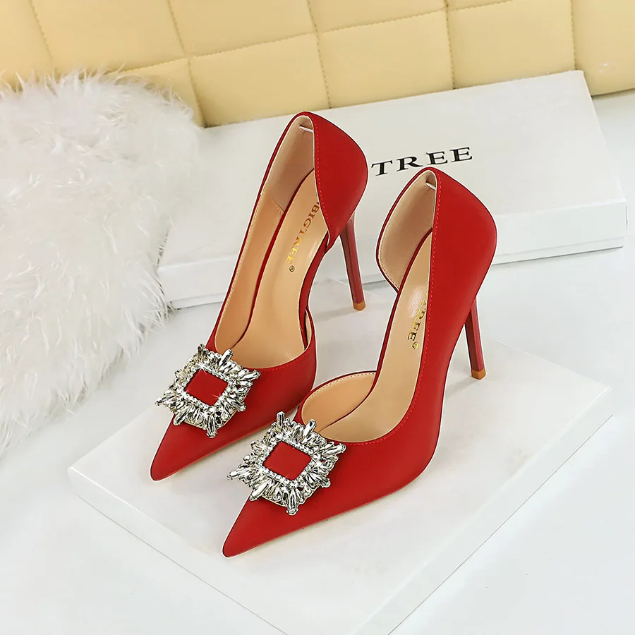 

2024 Women's Slim Super High Thin Heel Shallow Mouth Pointed Metal Rhinestone Buckle Side Hollow Single Wedding Middle Heels Sho