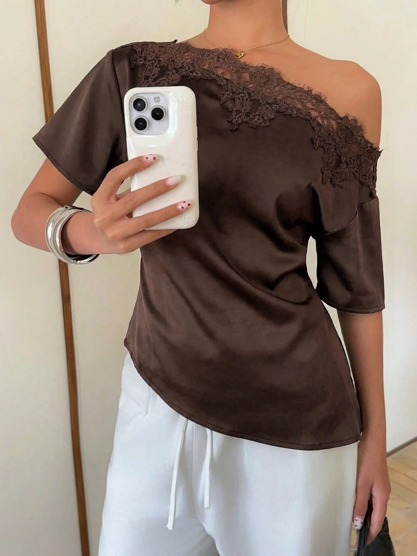 Sommermode Neuheit: Spitzen-Patchwork Asymmetrisches Top mit Unregelmäßiger Taille, Glamouröses Satin-Oberteil in Unifarbe mit Kurzen Ärmeln – Detail 2