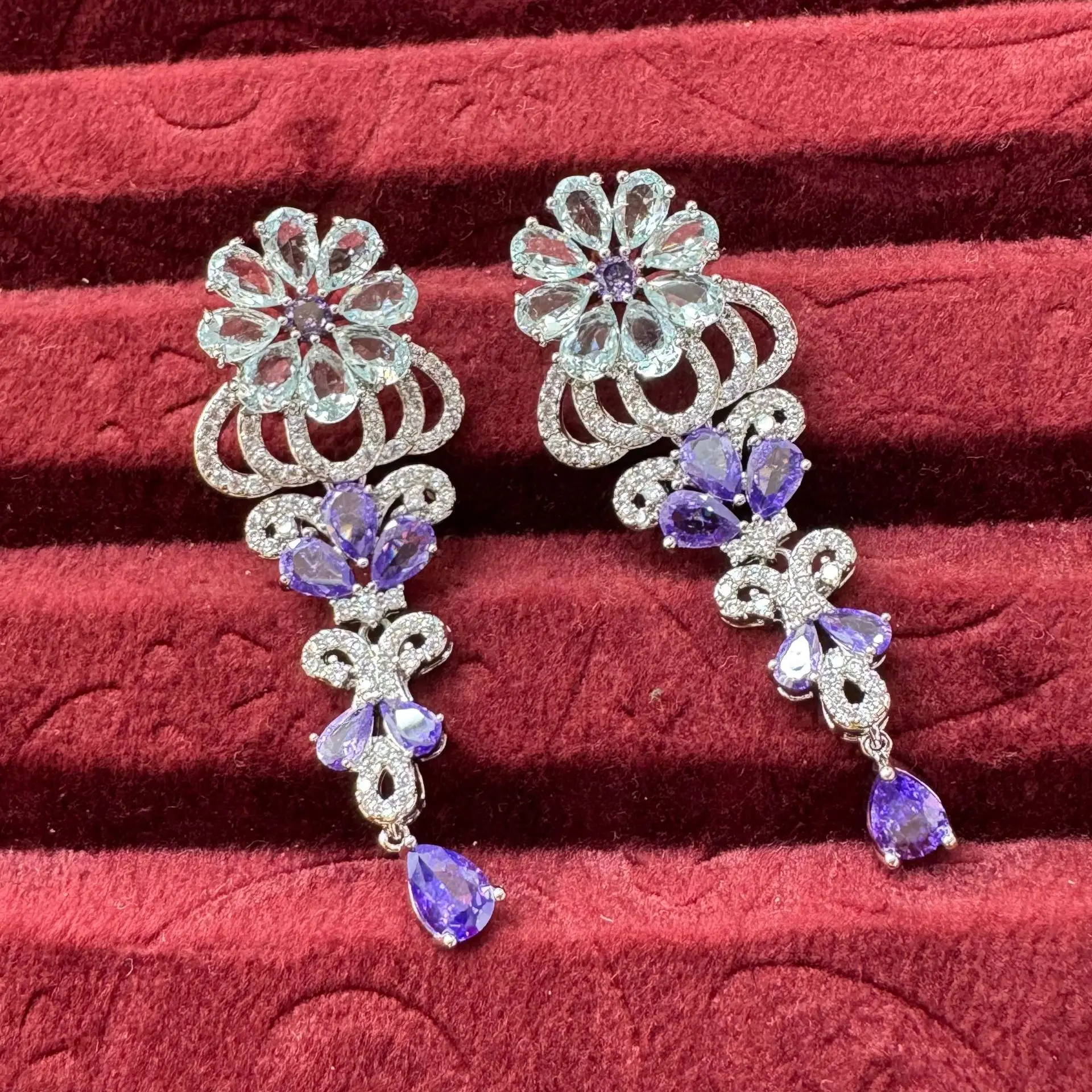 

Серьги в дворцовом стиле с цирконами, премиум-класса, с элементами тяжелой промышленности, изысканные, легкие, роскошные, с иглой из серебра 925 пробы.