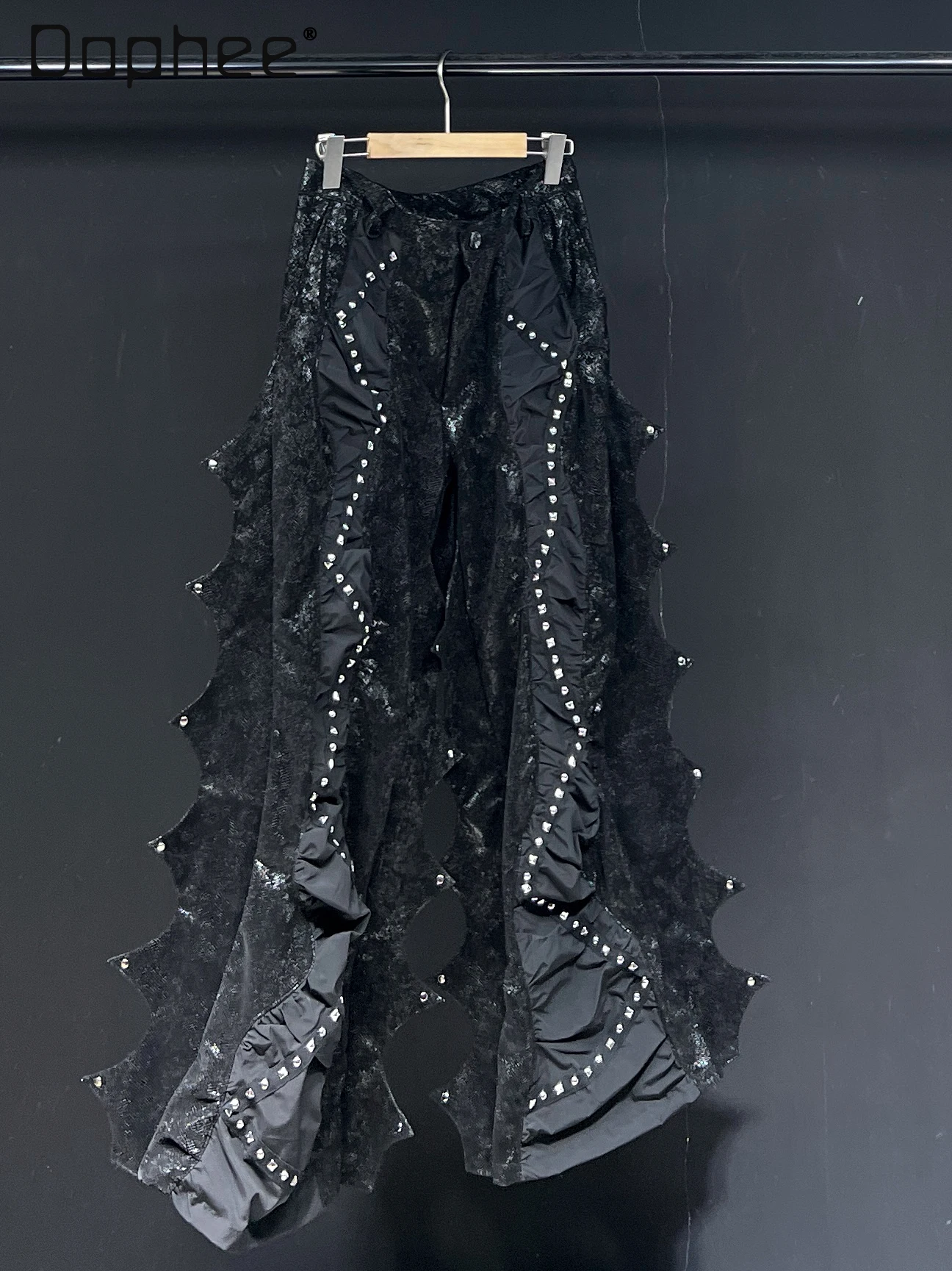 

Уличный стиль, оригинальные черные лоскутные широкие брюки с тяжелыми металлическими заклепками в стиле пэчворк, субкультура, готические длинные брюки неправильной формы для мужчин