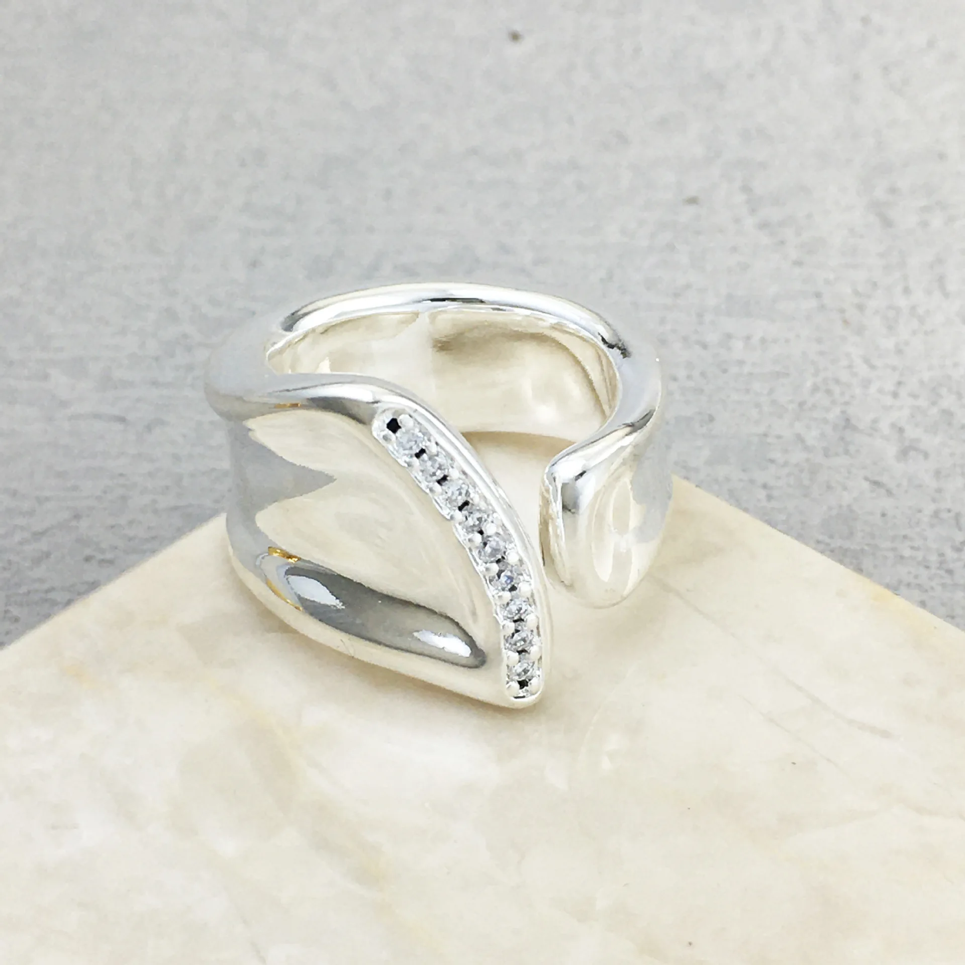 

2025 European and American fashion trend electroplated silver niche best-selling ring, suitable for women's jewelry