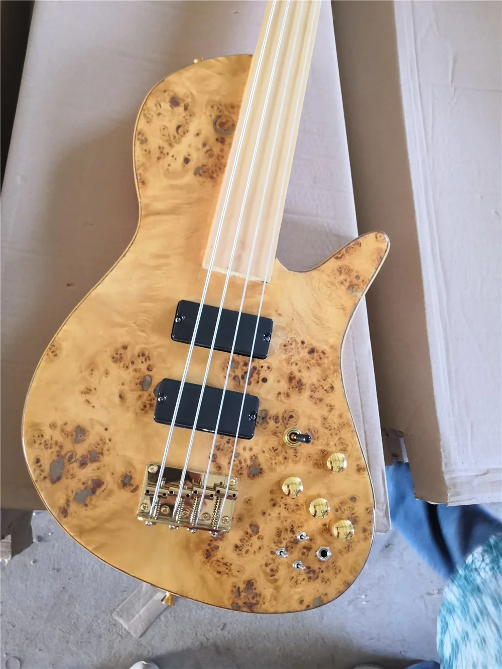 Flyoung Natural Wood Color Neck Through Body 4 Strings Electric Bass Guitar Fretless Bass