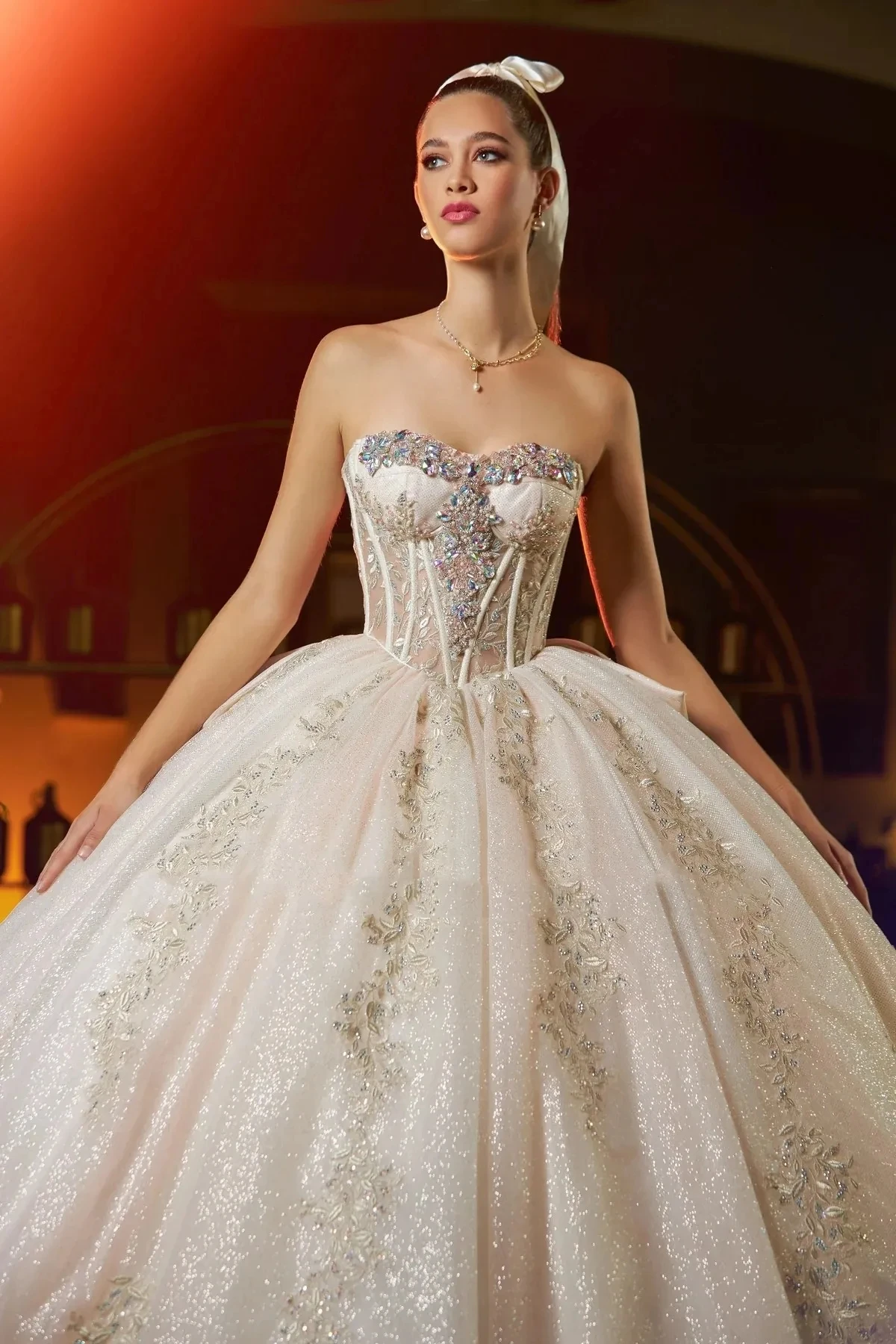 แชมเปญ Charro Quinceanera Ball Gown Sweetheart Tulle Appliques คริสตัลเม็กซิกันหวาน 16 ชุด 15 Anos ที่กําหนดเอง