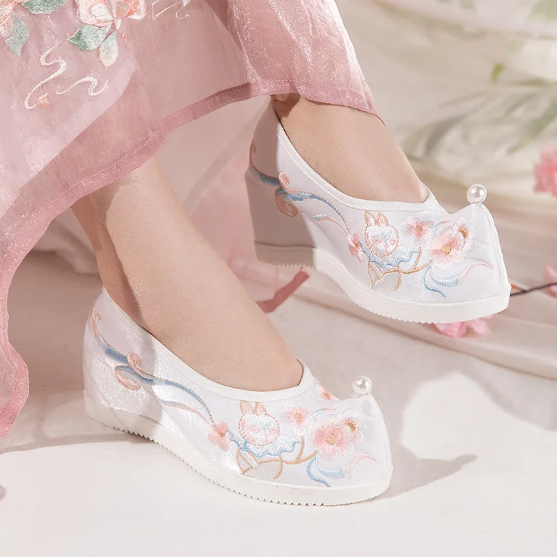 2026 Women's Chinese Cat Floral Embroidery Hanfu Shoes Wedge Heel Pearls Decor White/Pink Spring Traditional Footwear Q-927
