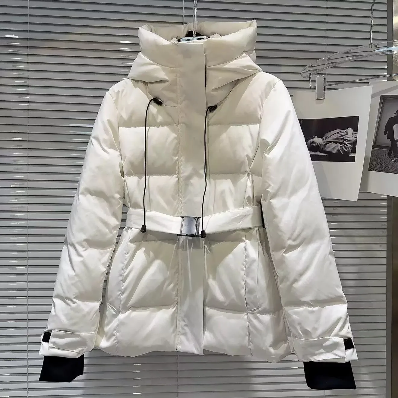 الشتاء مقنعين أسفل على الجليد ملابس النساء البخاخ القطن وسادة مبطنة معطف دافئ ضئيلة الإناث مع حزام سترات الثلوج أبلى