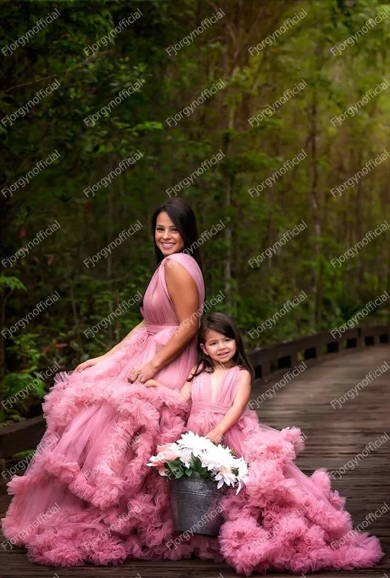 Puffy Pink Mother And Daughter Matching Dresses For Family Look V   Neck Ruffles Layered Photo Shoot Mom And Me Evening Outfits