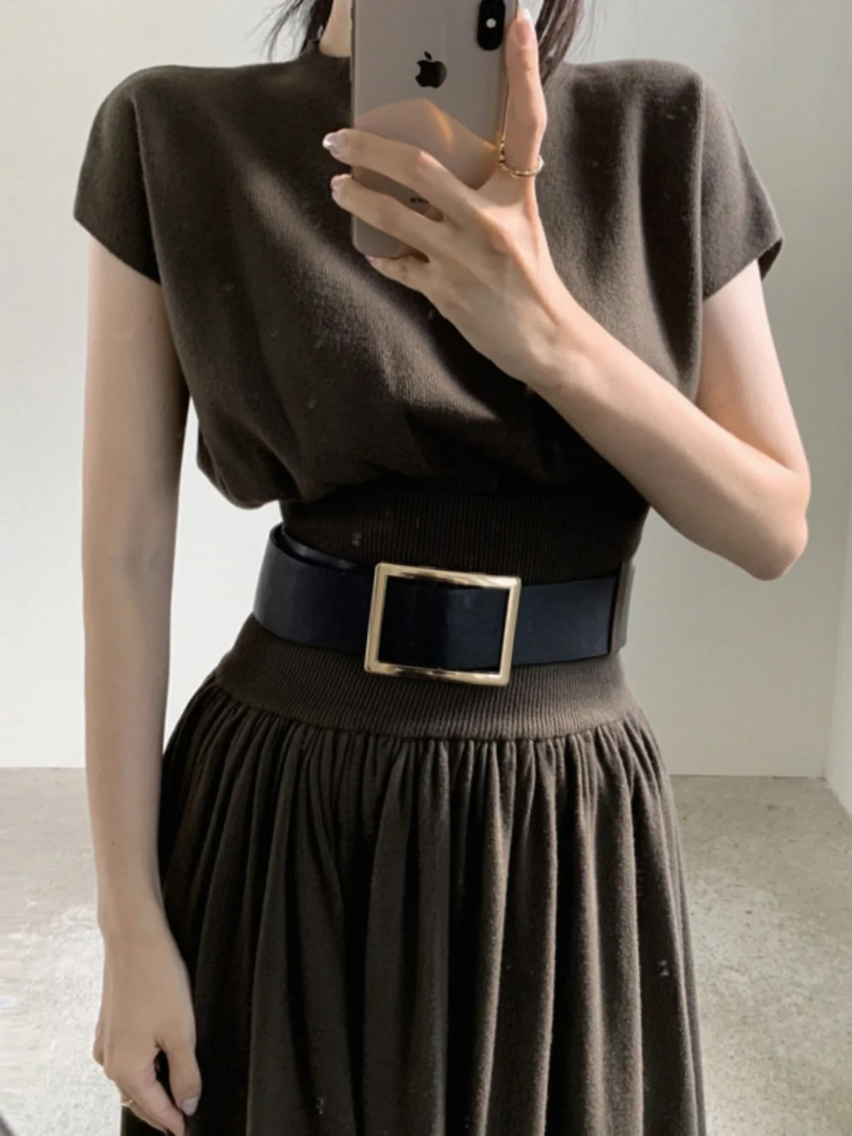 

Chic High Waist Short Knitted Vest And Pleated Skirt Set round Neck Slimming Autumn Fashion Women's Ensemble