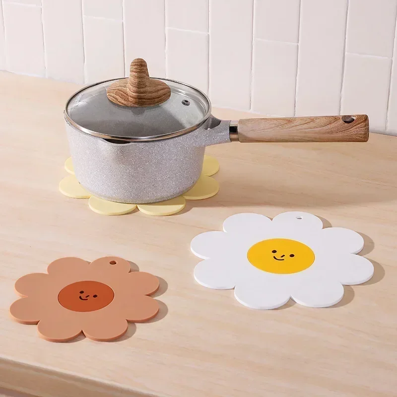 

Sunflower PVC Heat Insulation Pad Household Bowl Mat Kitchen Cartoon Special-shaped Soft Rubber Table Mat Anti-scald Coaster