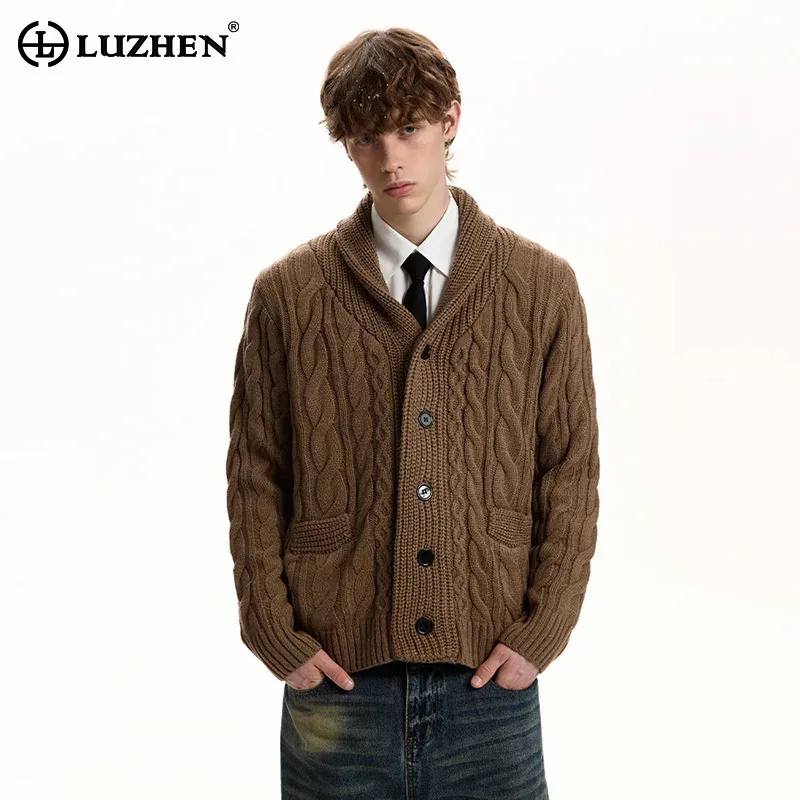 

LUZHEN 2025 зимний новый маленький лацкан тканый текстурированный элегантный красивый вязаный кардиган мужской однотонный свитер высокого качества JY5147
