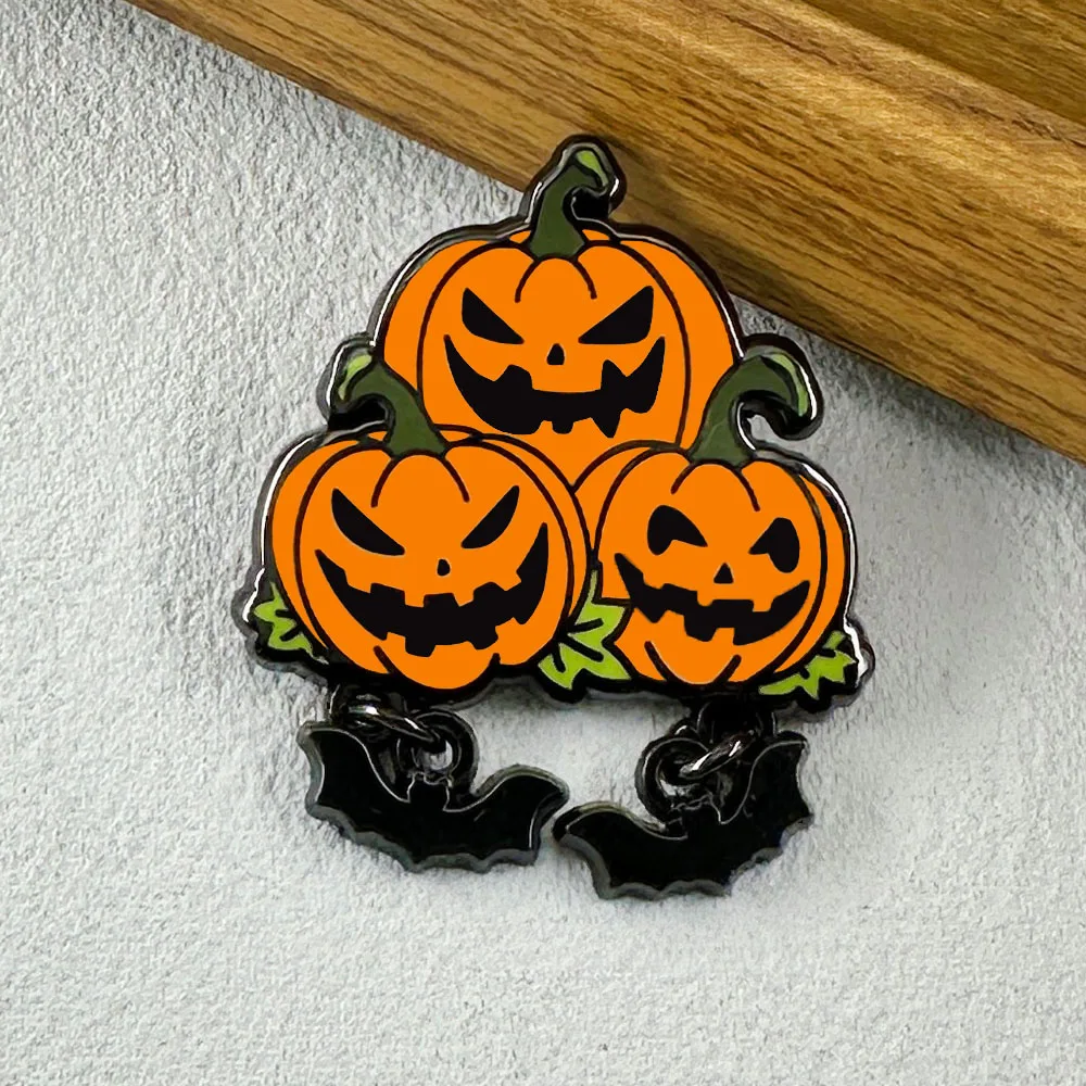 Image of Halloween Jack-o'-Lantern Brosche mit Fledermaus-Anhänger, Horror-Themen-Accessoires, Feiertagsparty-Geschenke