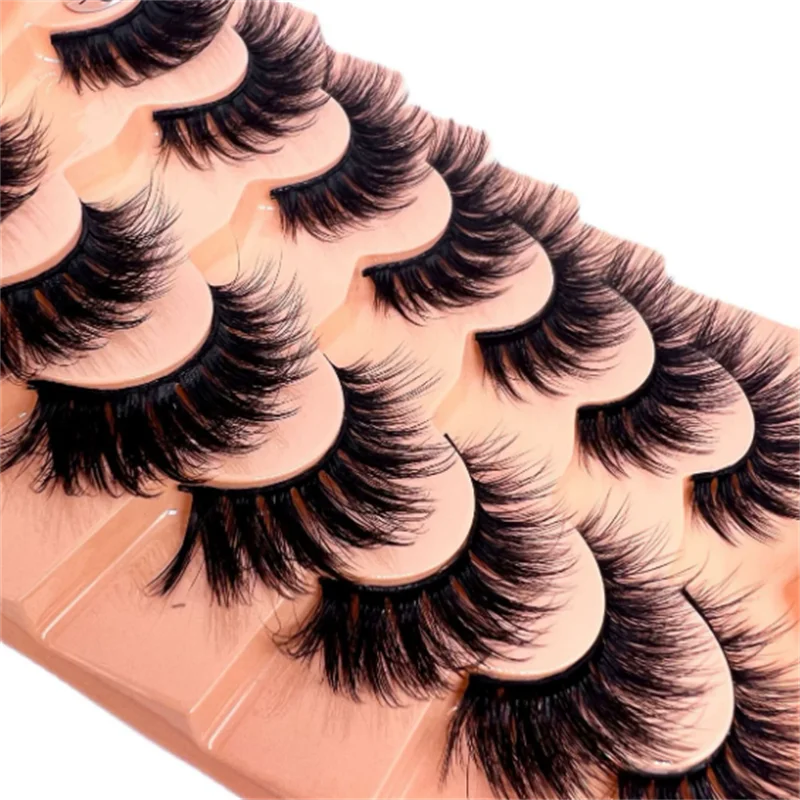 Um conjunto completo de 7 pares de cílios postiços filamentados naturais e grossos com aparência 3D realista e fofa.