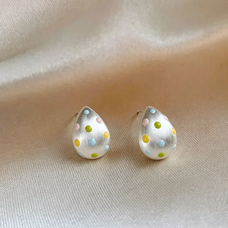 Macaron-farbige, gepunktete, silberfarbene, gebürstete, tropfenförmige Ohrringe für Damen, trendiges Accessoire, vielseitiges Schmuckdesign, modisch – Detail 5