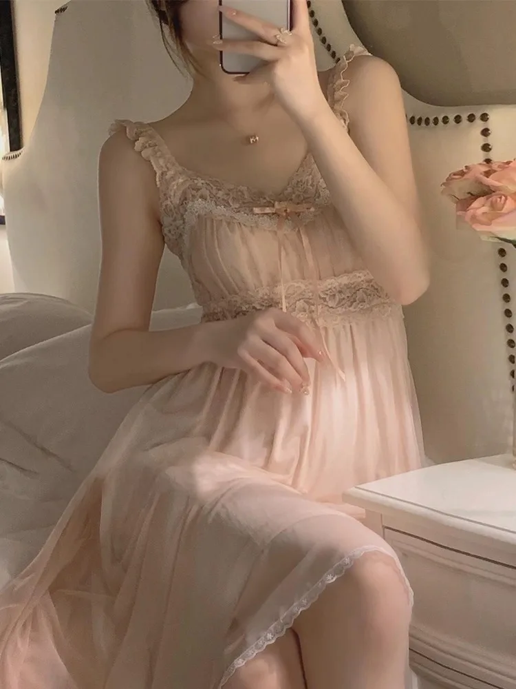 قميص نوم نسائي صيفي مثير جديد 2025 بتصميم راقٍ مزين بالدانتيل وحمالات رفيعة، ملابس منزلية أنيقة