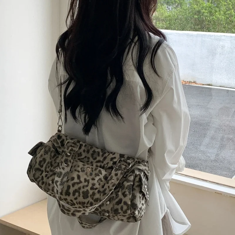 Retro Leopard Print Rivet Motorcycle Handbag Fashionable Women's Handbag Bucket Shaped Boston Casual Crossbody Bag
