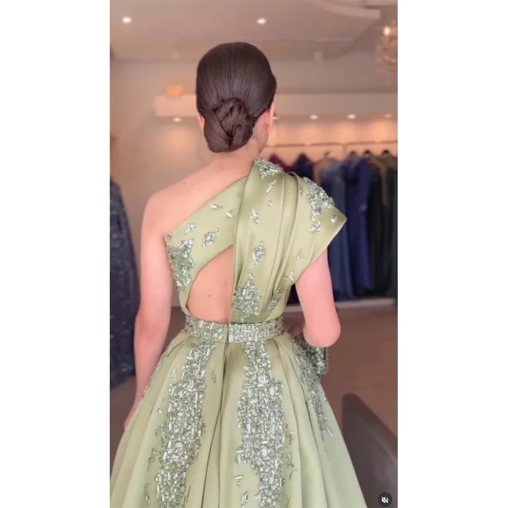 ชุดราตรีไหล่เดียวแบบหรูหราสำหรับผู้หญิง แขนกุด ผ้าซาติน จับจีบ ประดับคริสตัล ทรงเอ ผ่าข้าง ชุดออกงานอย่างเป็นทางการ ปี 2025 รับตัดตามสั่ง