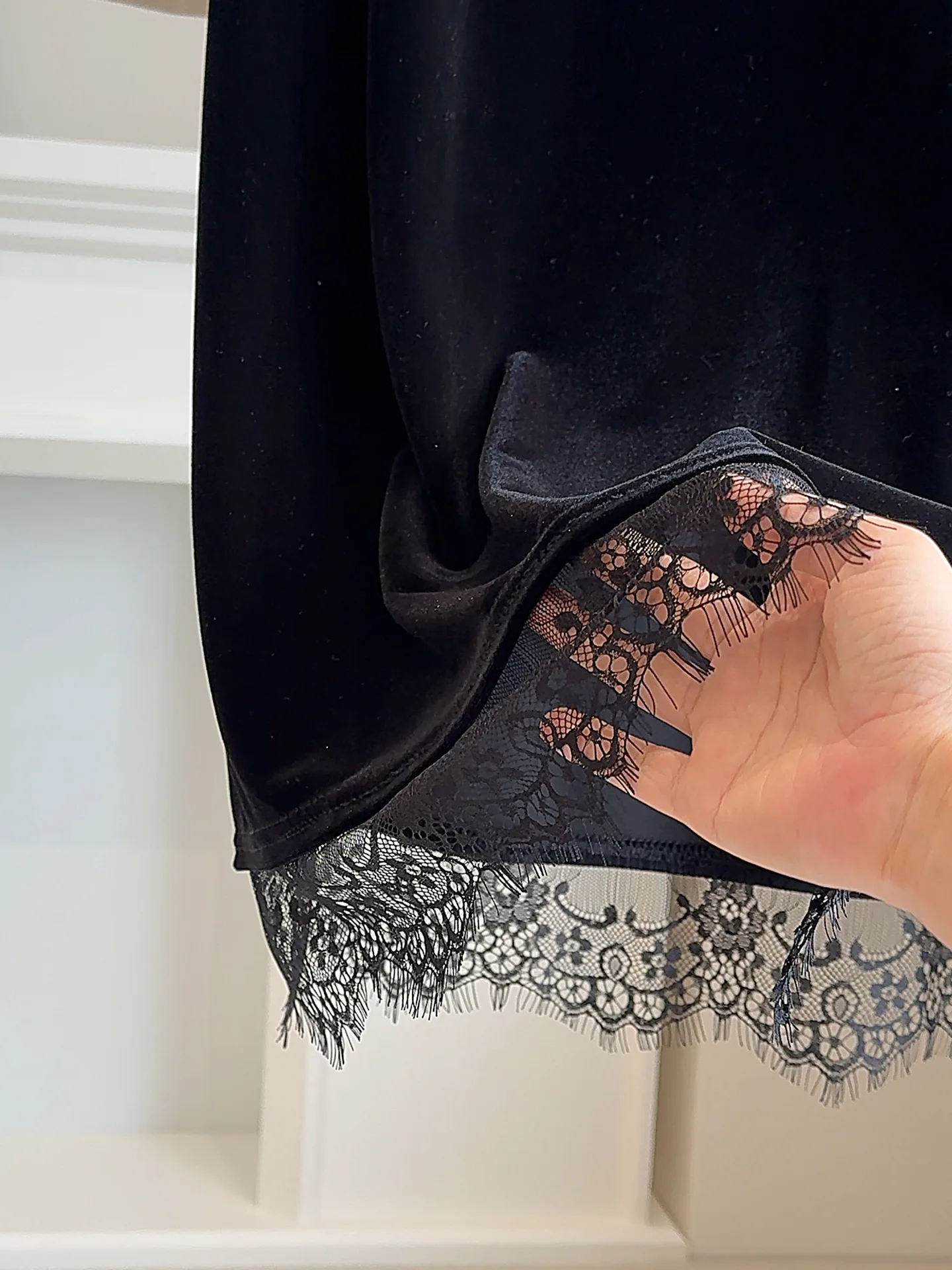 Jupe mi-longue en velours de tempérament noir français, nouvelle jupe tube droite avec ourlet fendu et bord en dentelle pour femmes, automne et hiver