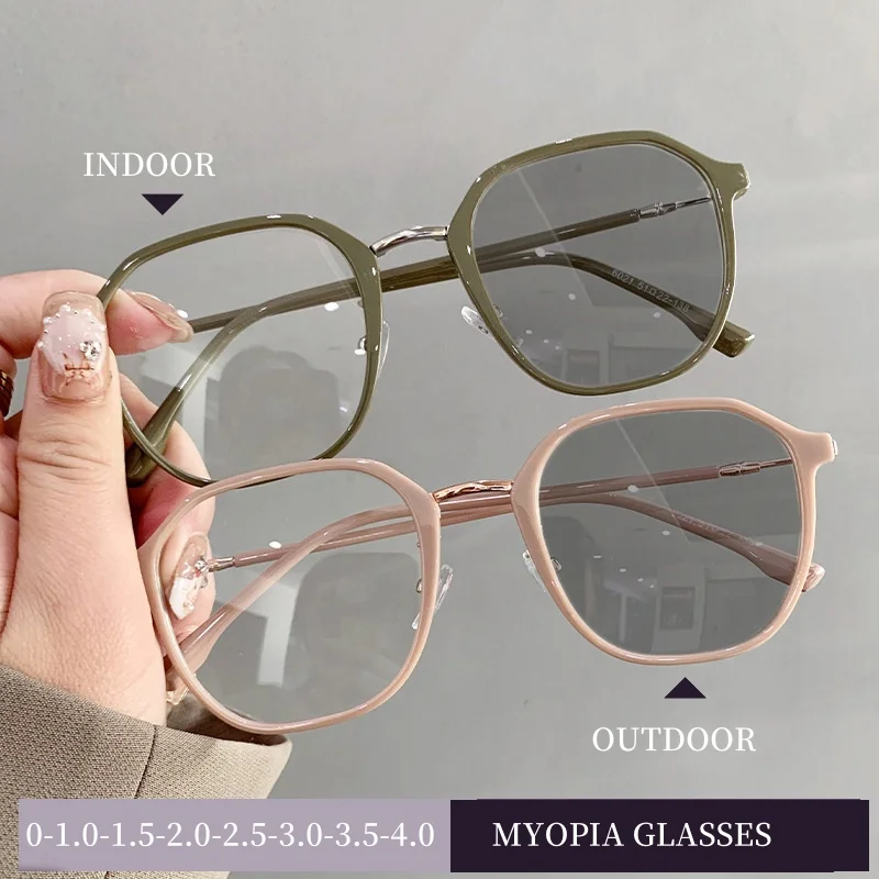 

New Trend Photochromic Myopia Glasses Luxury Women Men Color-changing Nearsighted Eyewear Discolored Anti Blue Light Eyeglasses