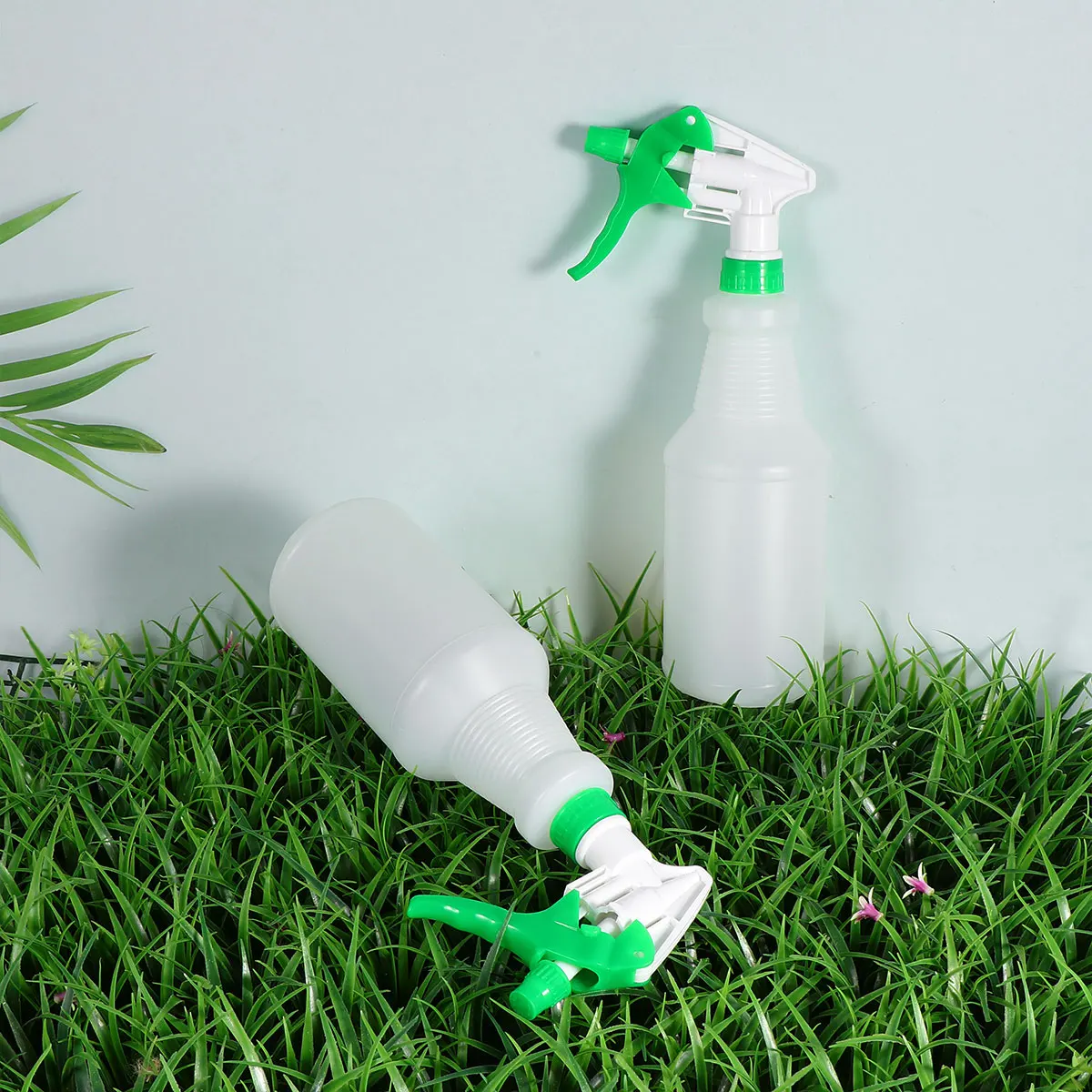 

2Pcs 550ml Plastic Spray Bottle Practical Small Sprayer Water Sprayer Reffiable Bottle Nozzle Random Color