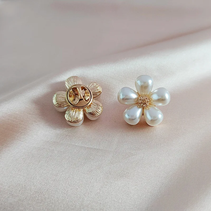 Fashion Pearl Flower Brooches For Women Cute Mini Petal Brooches Clothes Pins Accessories Fine Jewelry Wholesale Ladies Gifts