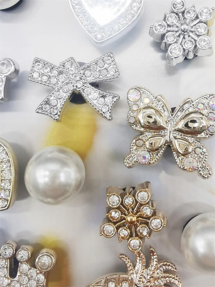 16 Stück Strass-Ananas-Schuhcharms Zubehör ABS Bling Krone Clogs Schuhschnallen Dekorationen DIY Schuhclips Passend für Sandalen – Detail 3