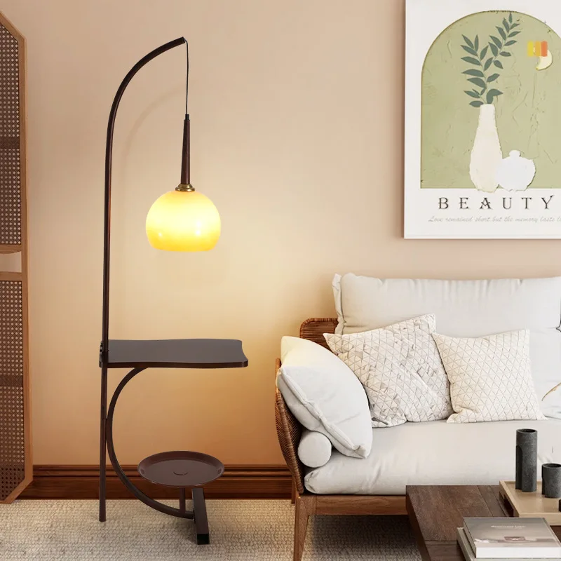 Estilo medieval, salón, pesca, lámpara de pie, junto al sofá, alto sentido