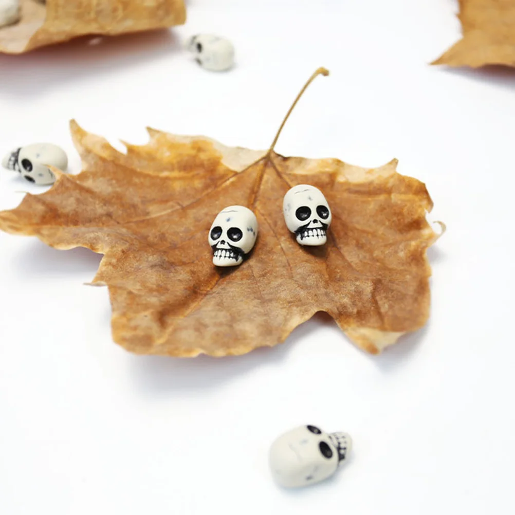 50Pcs Small Skull Head Halloween Decoration Resin Horror Skull Decor for Haunted House Party Photo Props Skulls