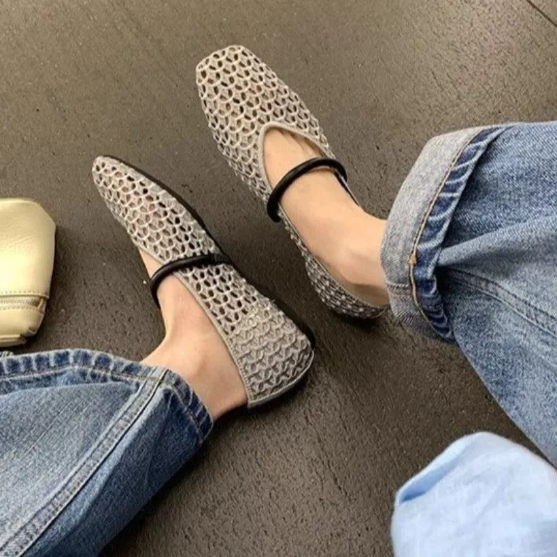 Zapatos planos calados otoño nuevo punta cuadrada boca poco profunda un cinturón suela suave antideslizante resistente al desgaste zapatos individuales