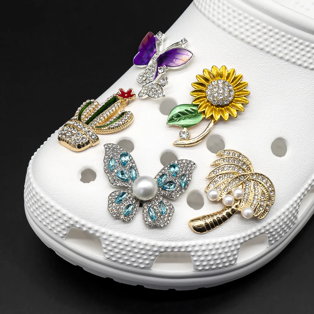 1 Stück Metall-Schuhanhänger, Blumen, Schmetterling, Schuhdekorationen, Sonnenblume, vierblättriges Kleeblatt, Sandalen, Anstecknadeln für Frauen und Mädchen, Geschenke – Detail 5