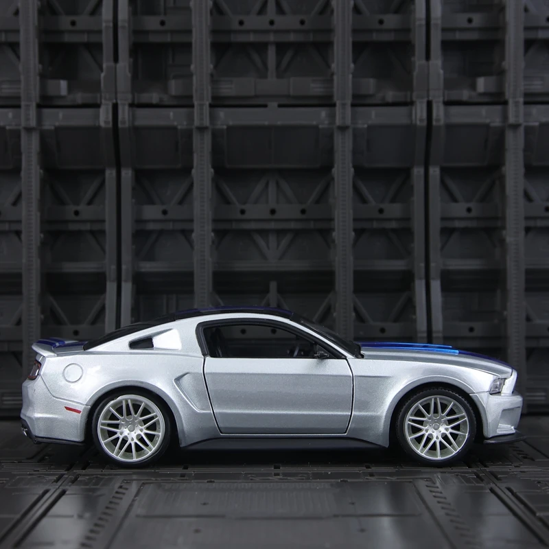 Maisto 1:24 simulation Ford Mustang Street Racer 2014 alloy car model rich details, fine workmanship, and good quality