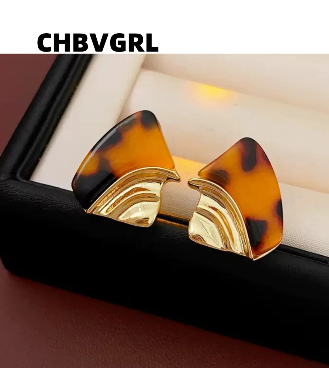

Hot-selling geometric earrings, fashionable retro, versatile stud earrings, luxurious and high-end ear accessories for women.