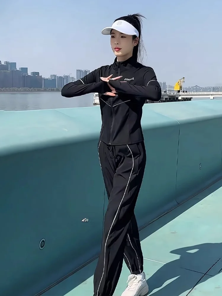 

Весенне-осенний повседневный спортивный костюм для женщин: модный комплект из двух предметов с длинными рукавами, стройнящий силуэт, эксклюзивный дизайн, доступен онлайн.