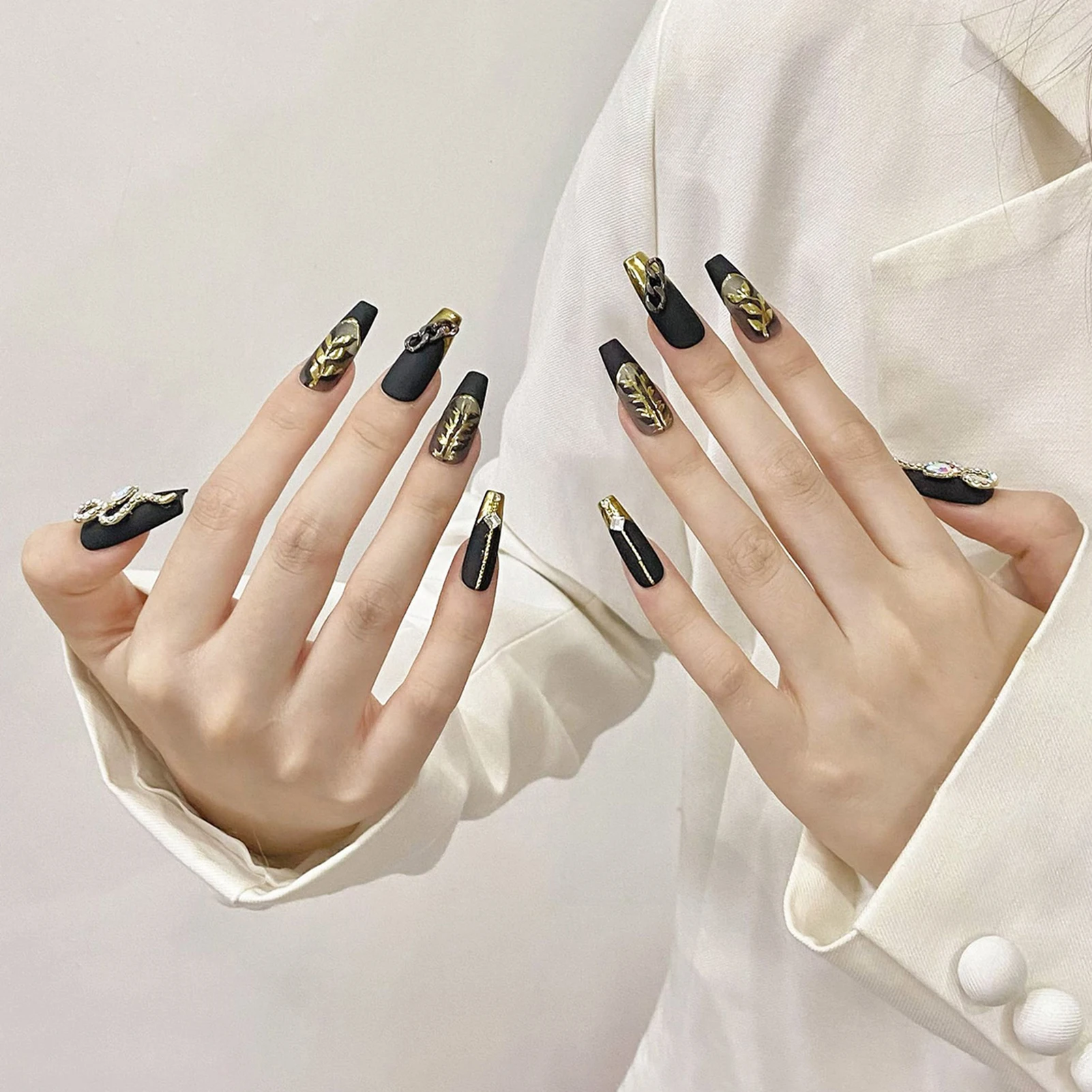 Unhas artesanais de estilo francês, pressione, preto escuro, caixão longo, pontas de unhas falsas, diamante 3D, corrente de cobra, decoração para o Halloween