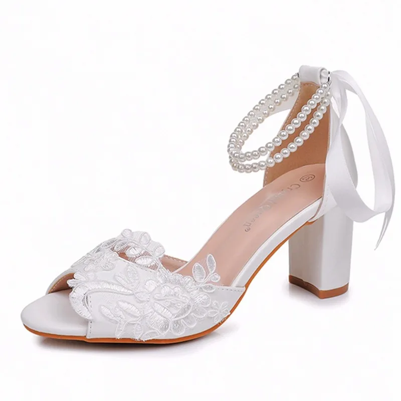 

Новые женские туфли-босоножки 2026 Crystal Queen с квадратным каблуком 7 см, белым кружевом, жемчужной лентой, открытым носком, для банкетов и свадеб