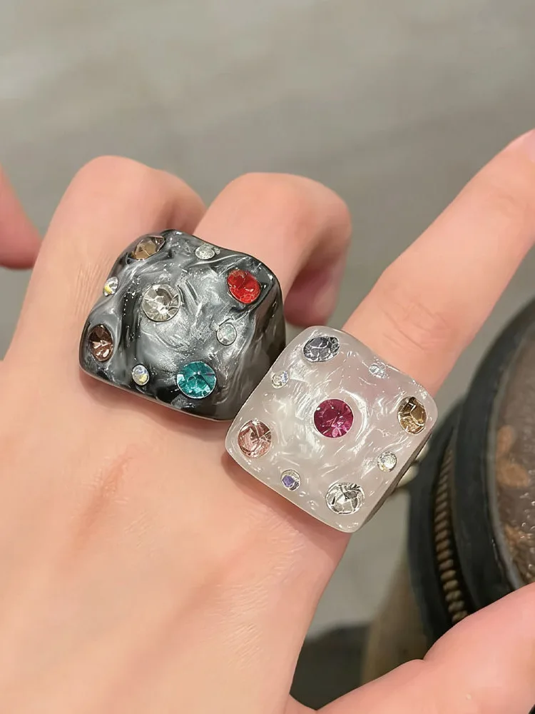 Anillo Cuadrado con Incrustaciones de Diamantes en Degradado de Resina, Diseño Divertido y Moderno para Niños, Anillo de Dedo Índice con Colores Alegres